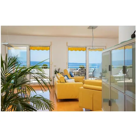 3 Bedroom Beautiful In Appartement Split