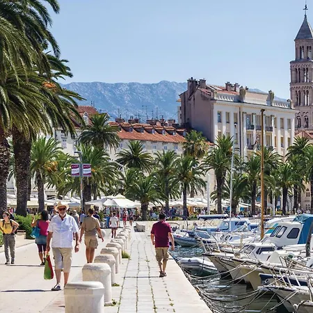 3 Bedroom Beautiful In Appartement Split